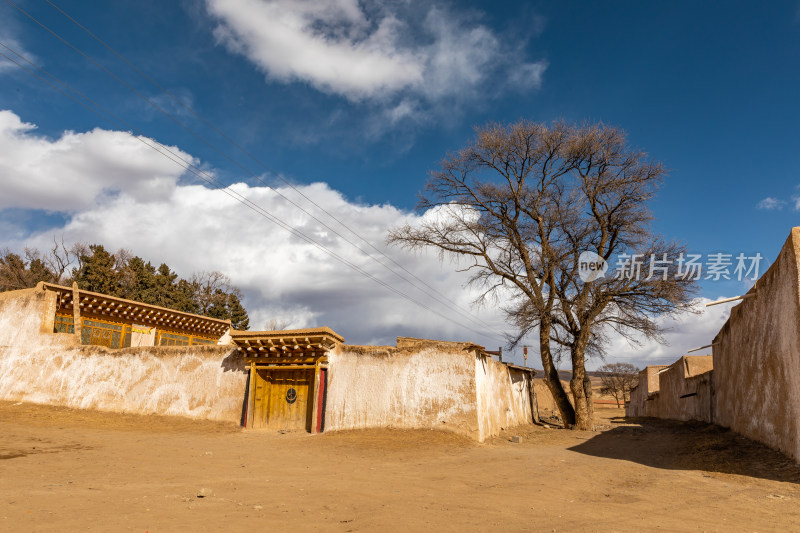 蓝天白云下的阿坝各莫寺寺院建筑