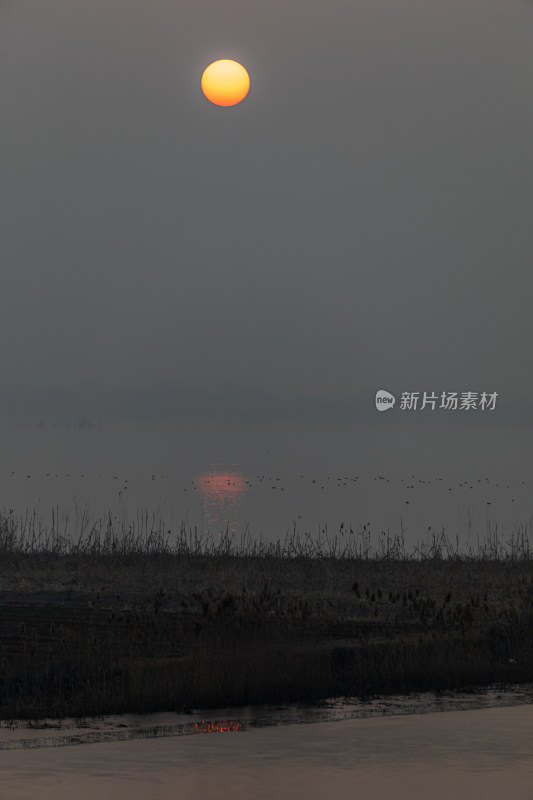 山东济宁邹城孟子湖湖面日落景观