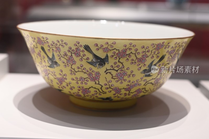 黄底花鸟纹传统瓷碗特写