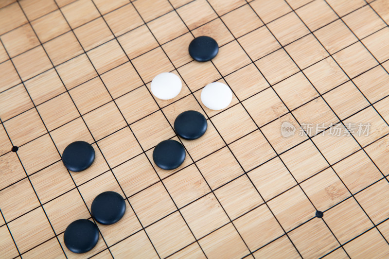 围棋棋盘上散落着几个围棋棋子