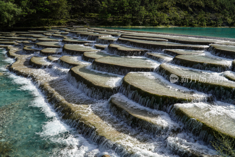 夏天云南丽江蓝月湖自然风光