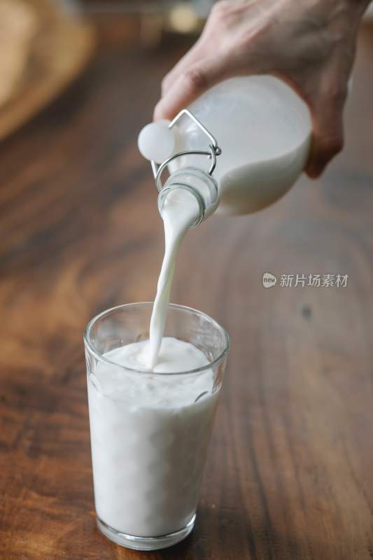 牛奶倒牛奶