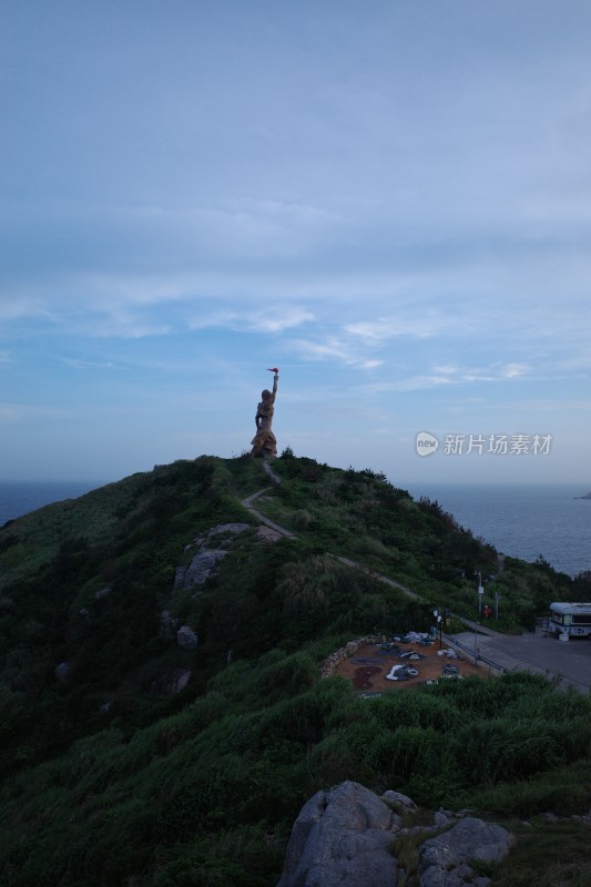 海边植被覆盖的岩石海岸景观