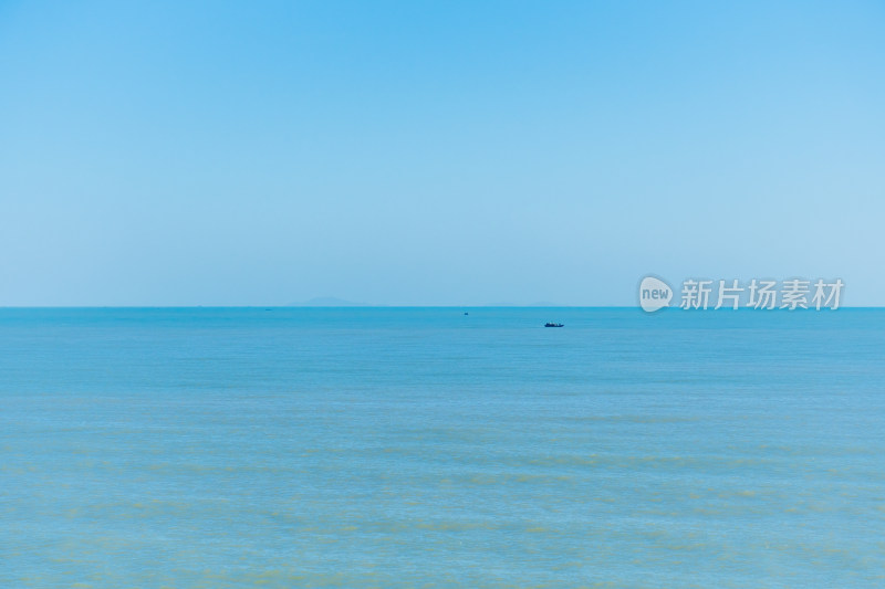 蓝色大海与天空全景