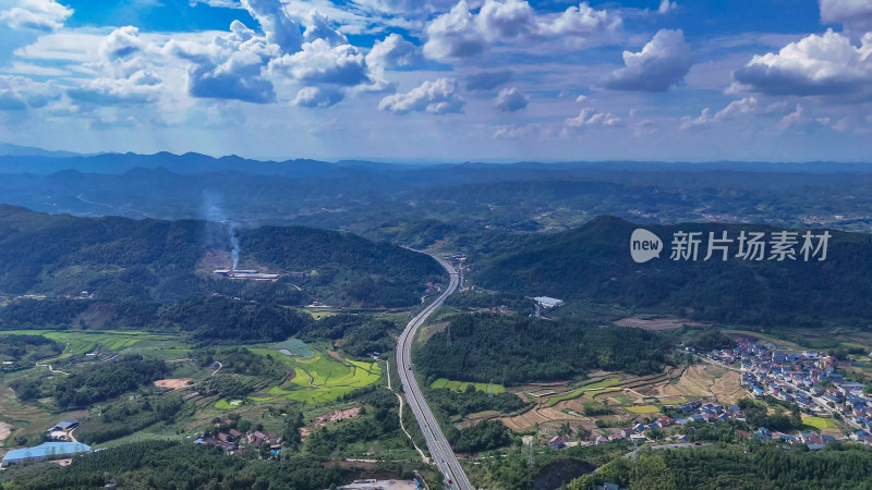 大山中的高速公路 航拍图