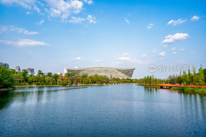 成都地标建筑环球中心与锦城湖天府绿道栈桥