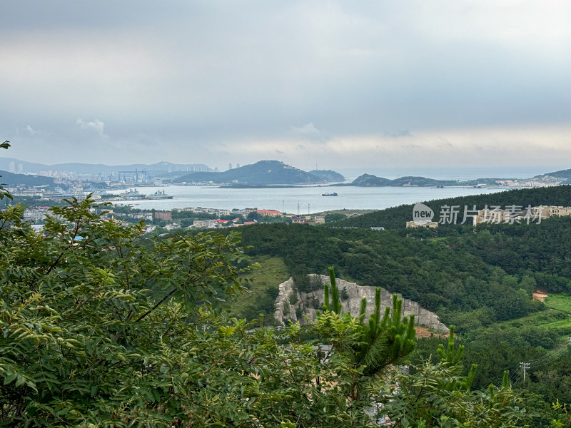 日俄战争炮台观景台眺望大连城市风光