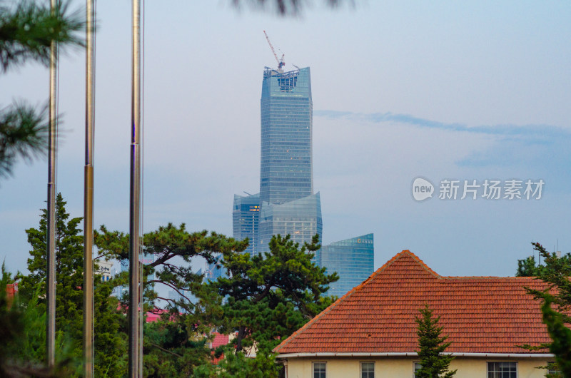 青岛八大关，红房子和远处的海天中心大厦