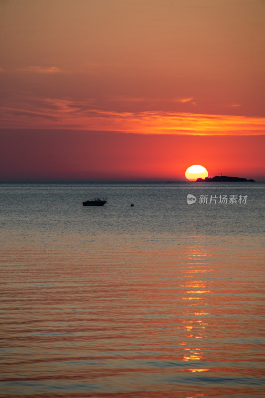 山东烟台第一海上浴场栈桥海上日出景观