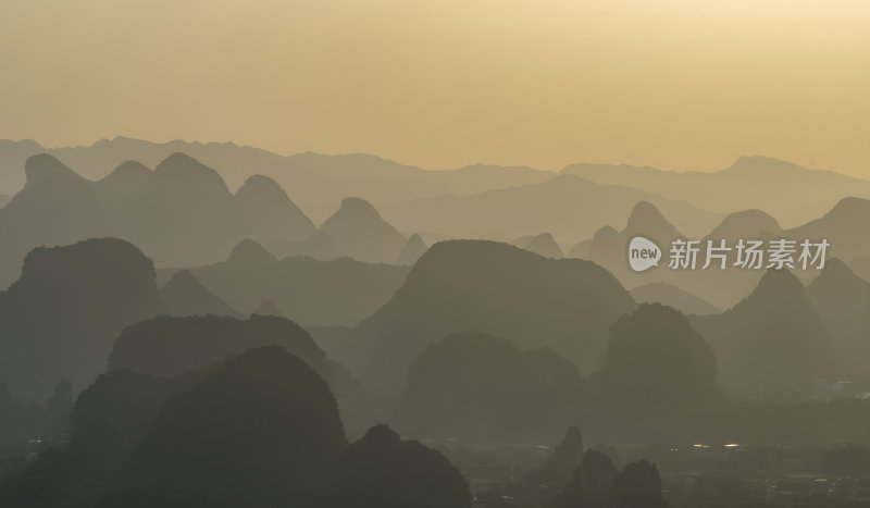 鸟瞰日落时分的桂林山景