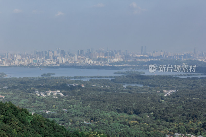 杭州北高峰俯瞰杭州城市的壮阔全景风光