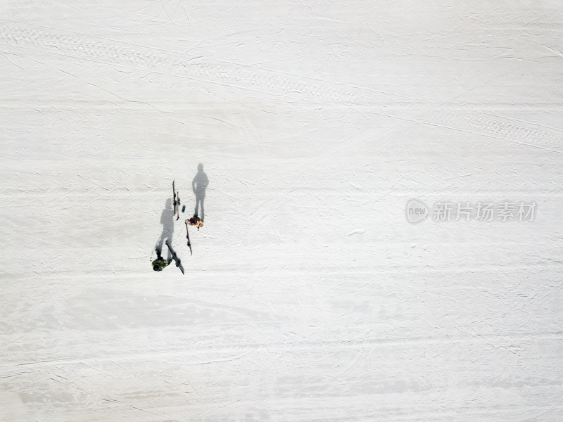 人们在雪地上滑雪的高角度视角