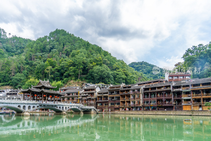 凤凰古城河畔苗族建筑与青山