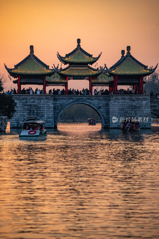 廋西湖五亭桥中式古桥与亭台楼阁黄昏景致