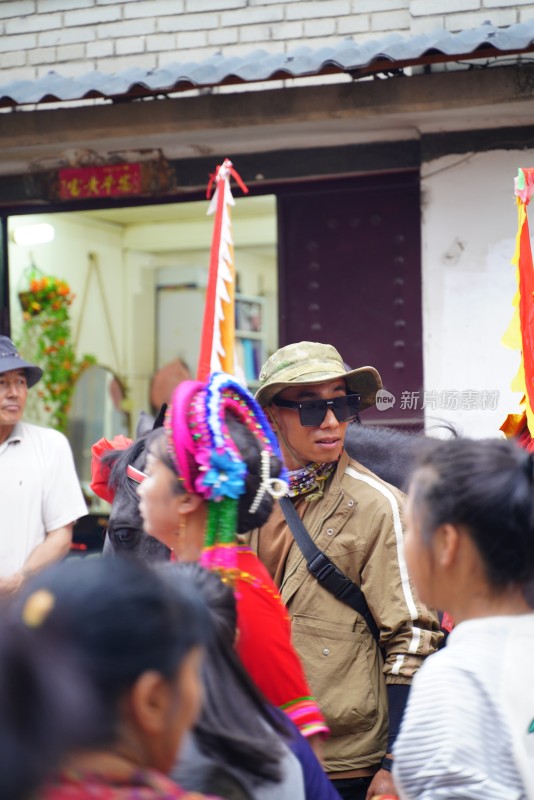 大理白族端午节身着民族服饰人们