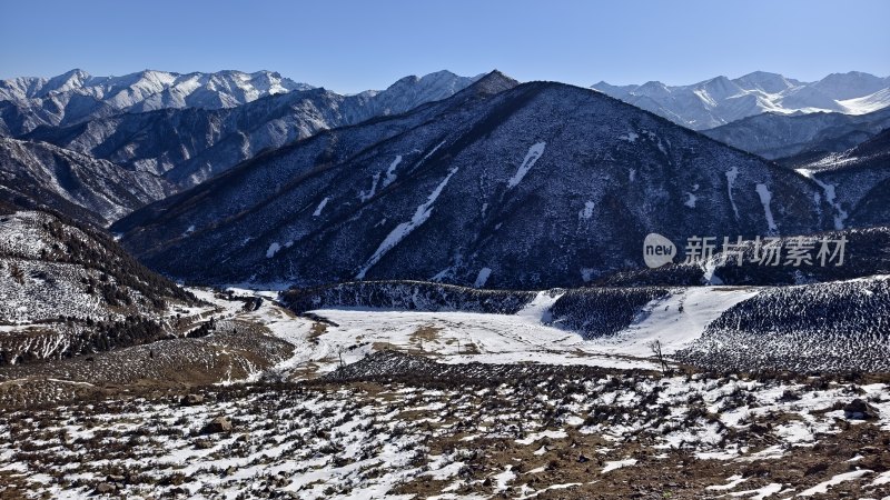 雪山下的开阔地带远景