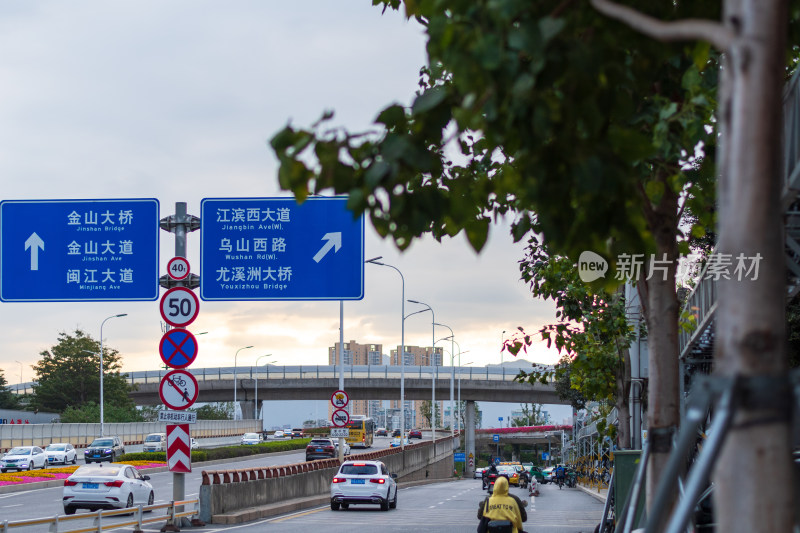 城市道路指示牌与交通景象