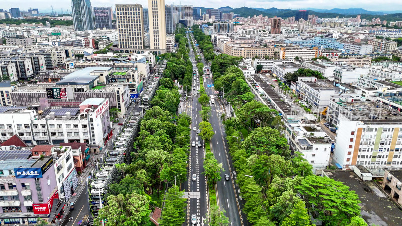 深圳城市大道交通车辆行驶航拍图