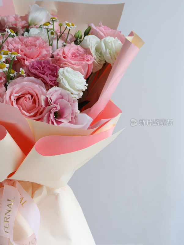 白色背景上一束粉色鲜花的特写