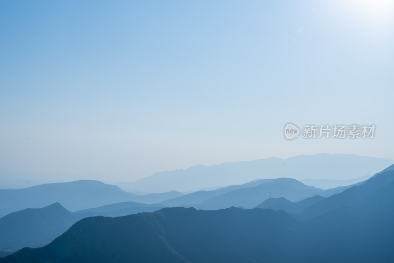 天空下的山脉与森林