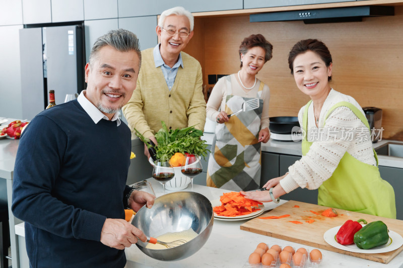 中老年人在厨房做饭