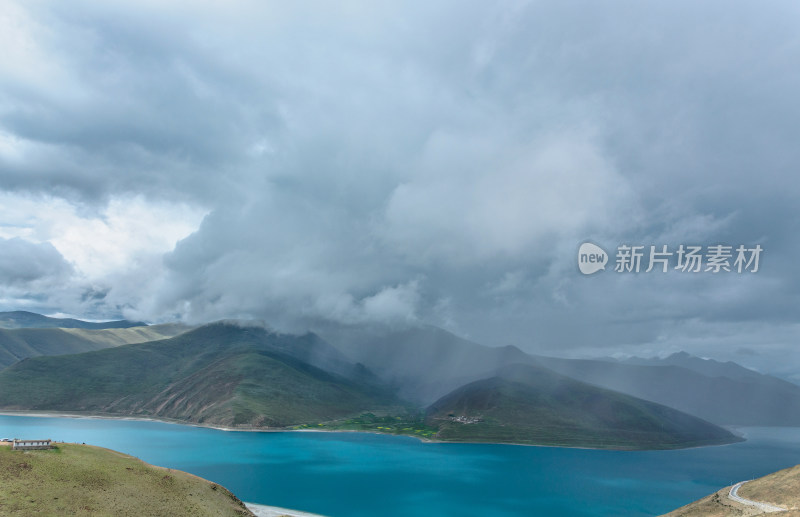 西藏山南羊卓雍措羊湖旅游景区云雾缭绕风光