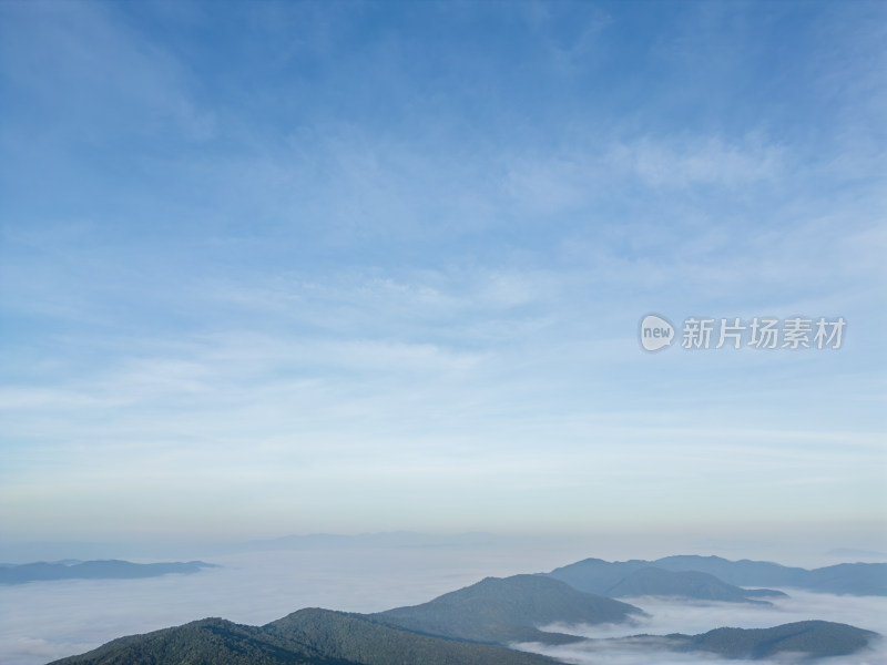 航拍云海之上的山峦