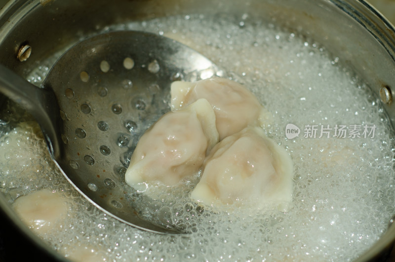 用漏勺去捞锅里的水饺