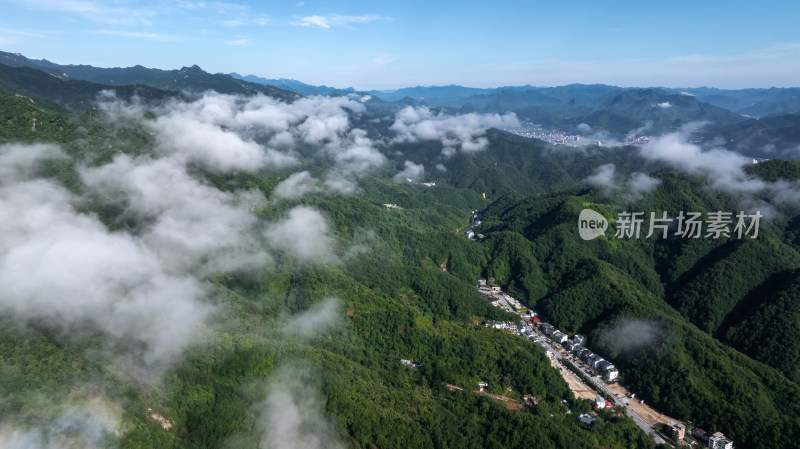 大山中的民宿建筑航拍