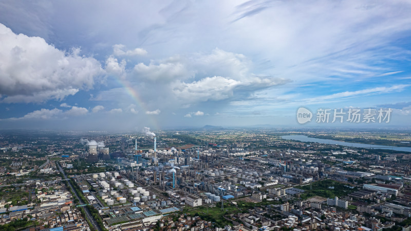 城市上空出现彩虹的工业厂区全景