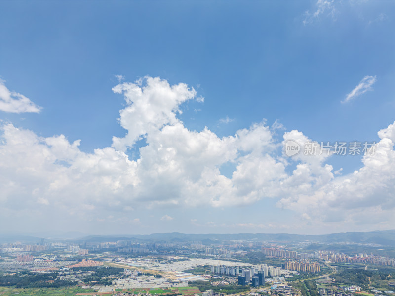 航拍滇池旁的昆明市城市风光