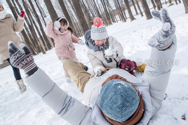 雪地里打雪仗的一家人