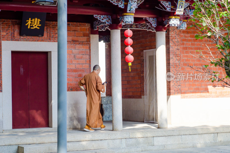 福建泉州承天寺的僧人背影