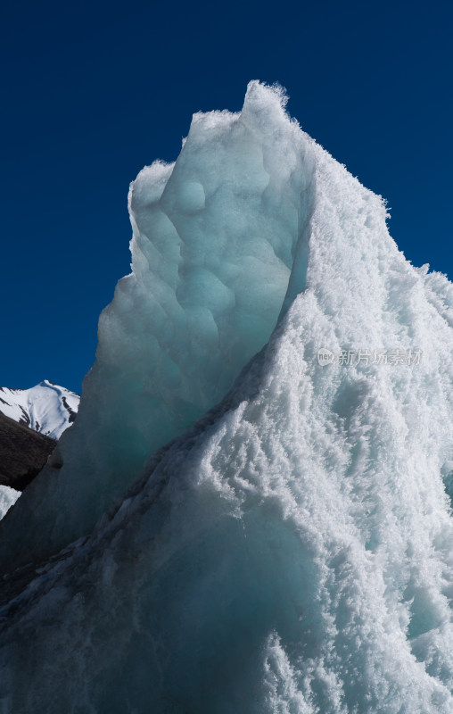 西藏昌都来古冰川的冰山