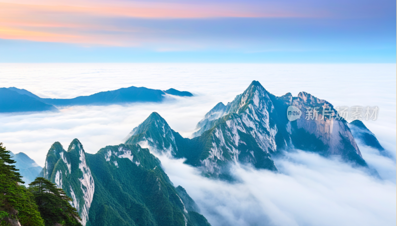 云雾缭绕的壮丽华山山景