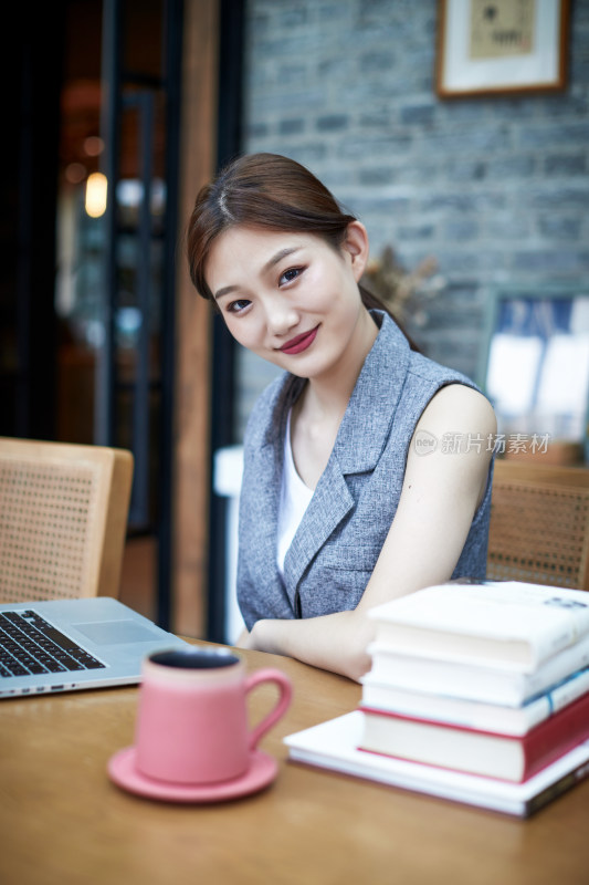 在室内使用电脑办公的亚洲白领女性