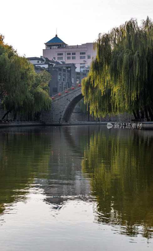 济宁老运河越河河道桥梁城市建筑倒影景观