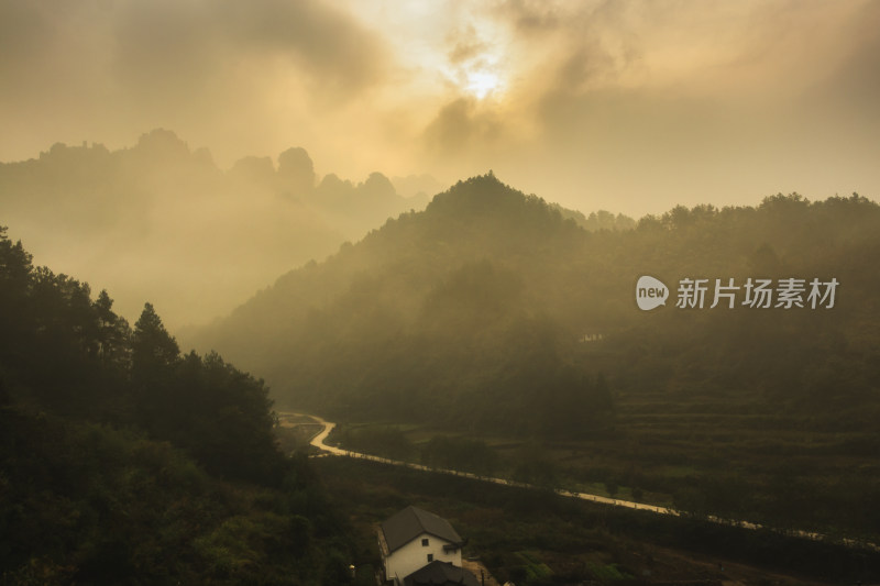 中国湖南张家界景区民宿雾气蒙蒙的早晨