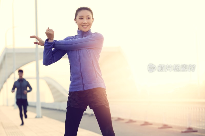 青年男女户外锻炼