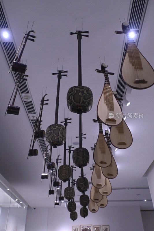 室内悬挂的多种传统民族乐器