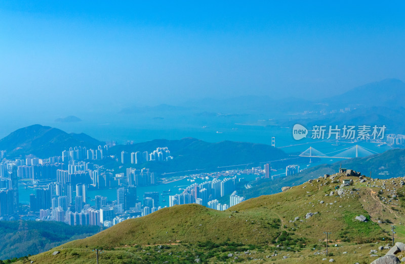 香港大帽山郊野公园自然风光与海湾城市建筑