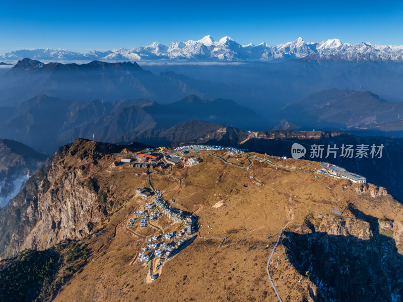 晨曦云海中的牛背山与贡嘎雪山