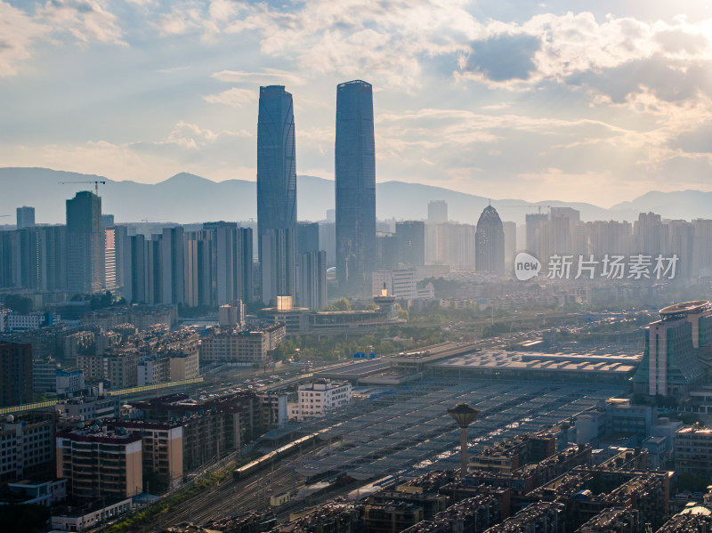 云南昆明双子塔与昆明火车站航拍城市风景