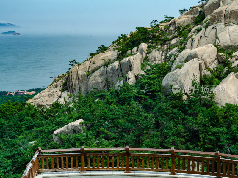 青岛崂山仰口前景栏杆，中景山峰，远处海天