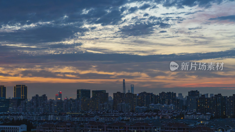 城市建筑群在霞光下的壮丽景观