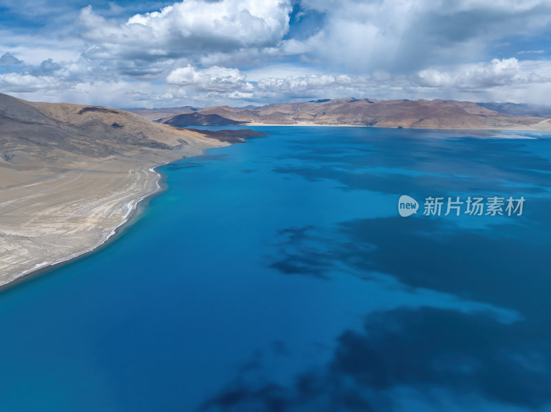 西藏日喀则佩古措蓝色湖泊大环线高空航拍