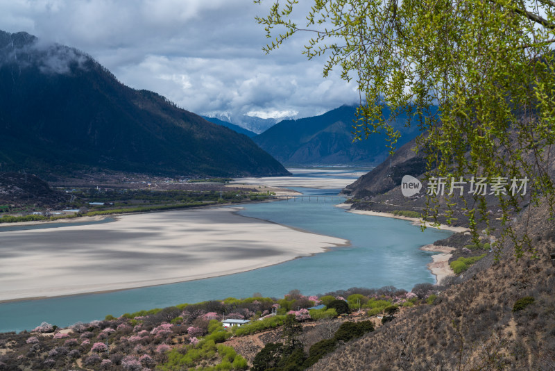 西藏林芝派镇雅鲁藏布江风景