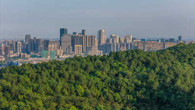 山林后面的城市建筑