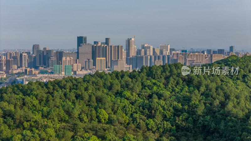 山林后面的城市建筑