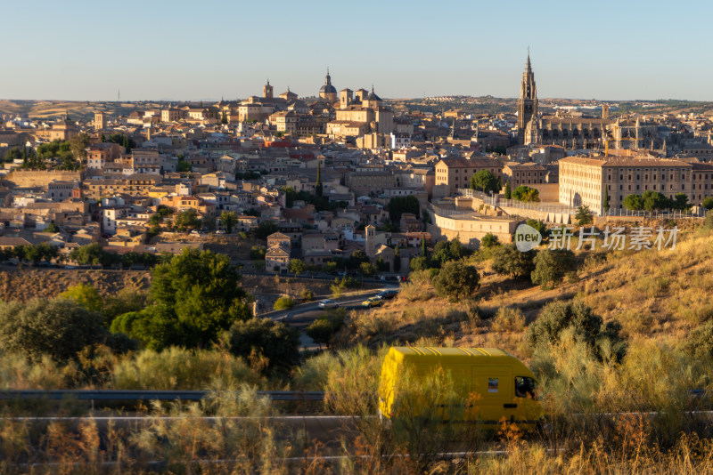 俯瞰视角下的古城建筑景观